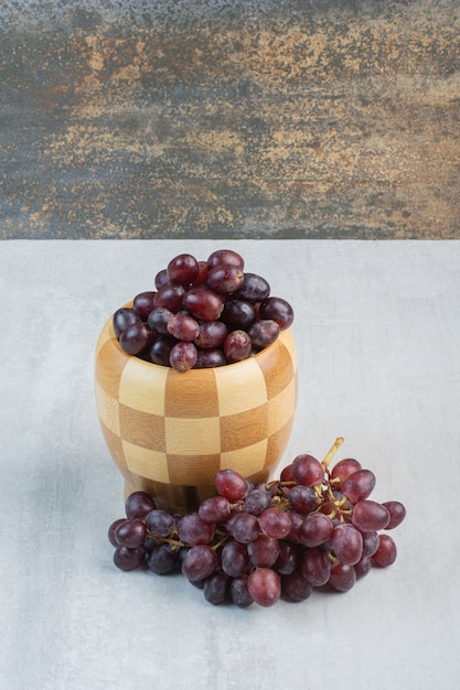 Foto gratuita racimo de uvas moradas en la cuchara y en la mesa