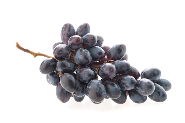 Foto gratuita racimo de uvas sobre fondo blanco