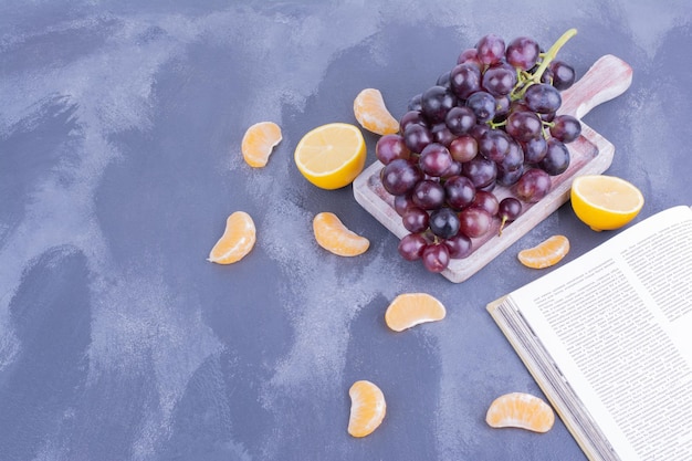 Un racimo de uvas de vino sobre una tabla de madera.