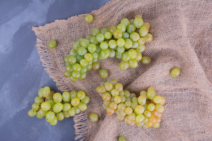 Foto gratuito racimos de uva en un pedazo de toalla de cocina