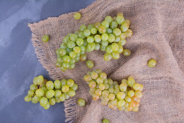 Racimos de uva en un pedazo de toalla de cocina