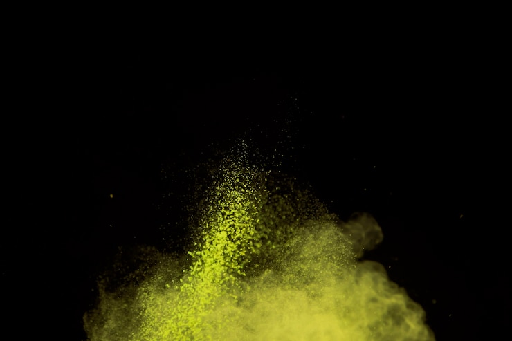 Foto gratuito ráfaga vibrante de polvo de maquillaje sobre fondo oscuro