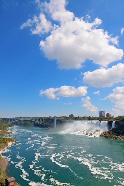 Rainbow Bridge y American Falls sobre el río con cielo azul