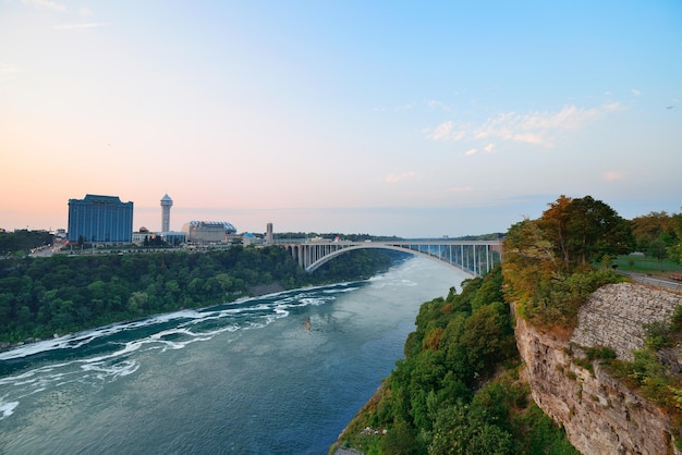 Foto gratuita rainbow bridge sobre el río al atardecer