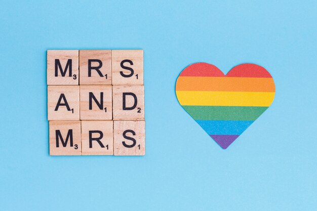Rainbow LGBT corazón y letras MRS