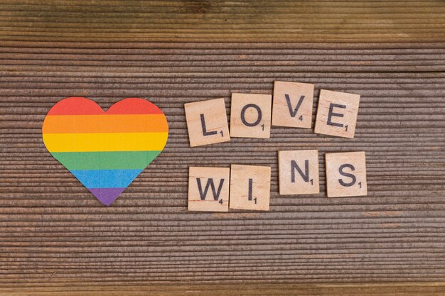Rainbow LGBT corazón con el signo LOVE WINS