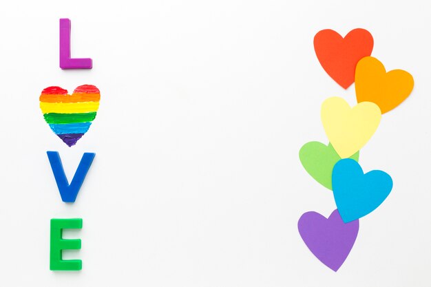 Foto gratuita rainbow pride corazones de papel y amor