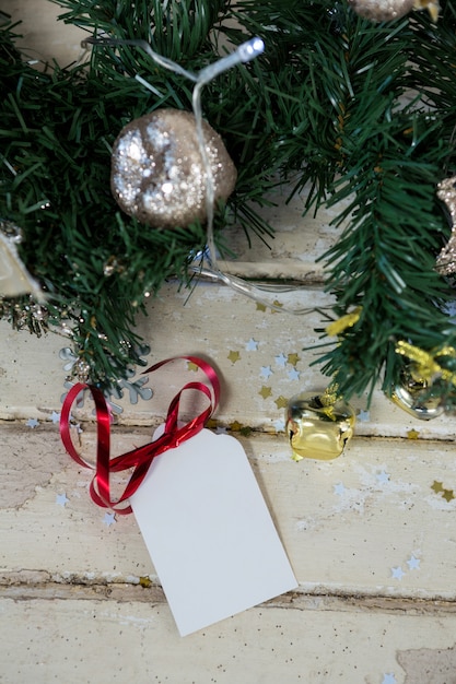 Foto gratuita rama de árbol de navidad con bola plateada