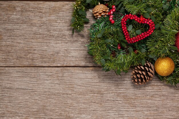 Rama de un árbol de navidad con un corazón