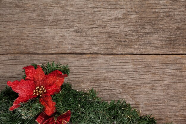 Rama de un árbol de navidad con una flor roja