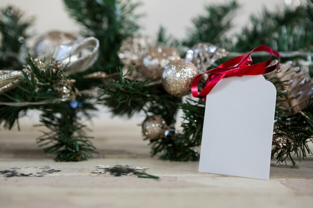 Rama de árbol de navidad con una nota en blanco