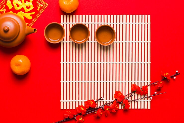 Foto gratuito rama floreciente cerca de juego de té
