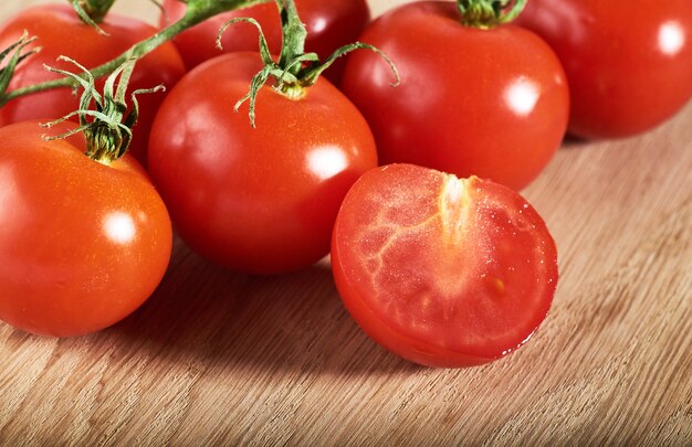 Rama de tomates cherry rojos de madera orgánica.