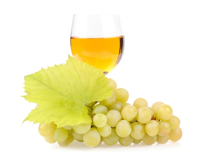 Foto gratuito rama de uvas y copa de vino aislado en blanco