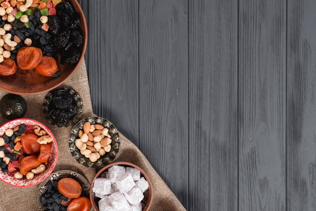 Ramadán turco dulces y frutas secas en mesa de madera negra