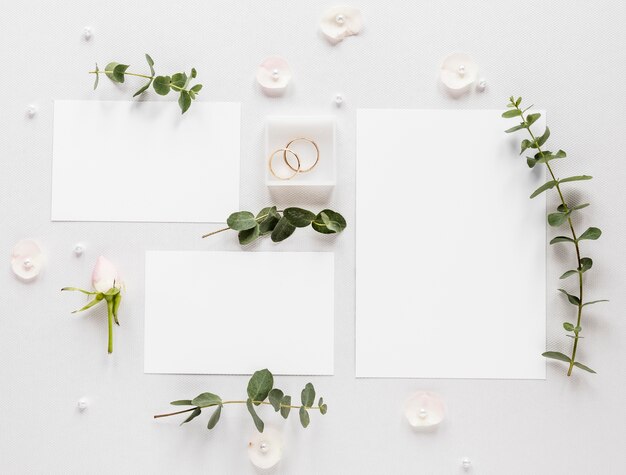 Ramas de flores con invitación de boda