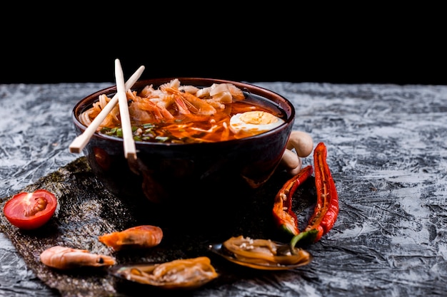 Ramen japonés con huevos y mariscos