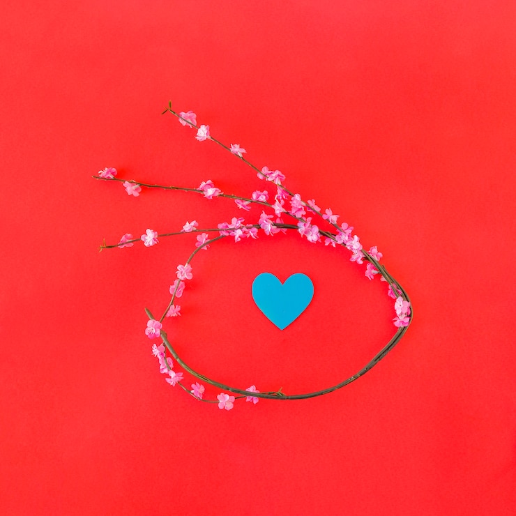 Foto gratuito ramita con flores en forma de circulo y corazón de papel.
