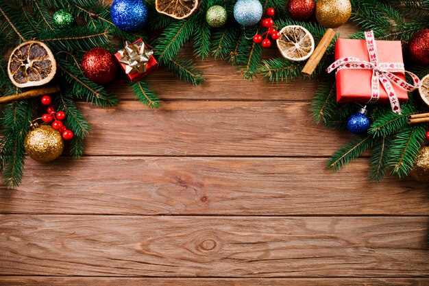 Ramitas navideñas con caja actual y bolas de adorno.