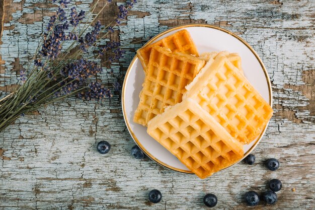 Ramo cerca de waffles y arándanos