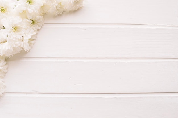 Foto gratuita ramo de flores blancas en la madera