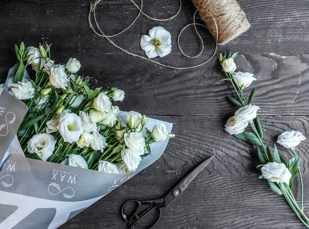 ramo de flores blancas sobre la mesa