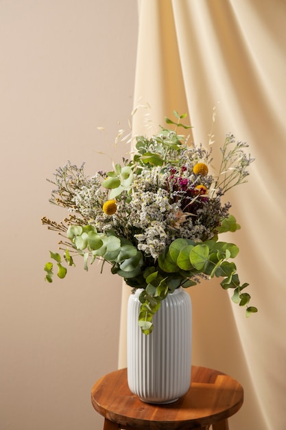 Ramo de flores boho de alto ángulo en la mesa