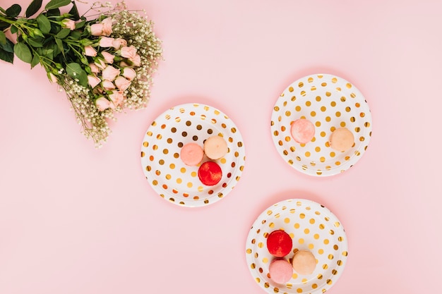 Ramo de flores cerca de platos con postre