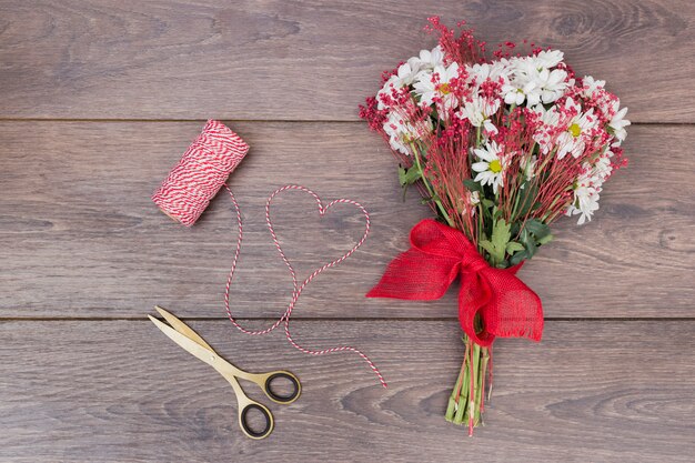 Ramo de flores con corazón de cuerda.