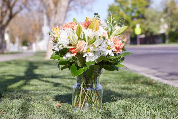 Ramo de flores en un florero en el jardín