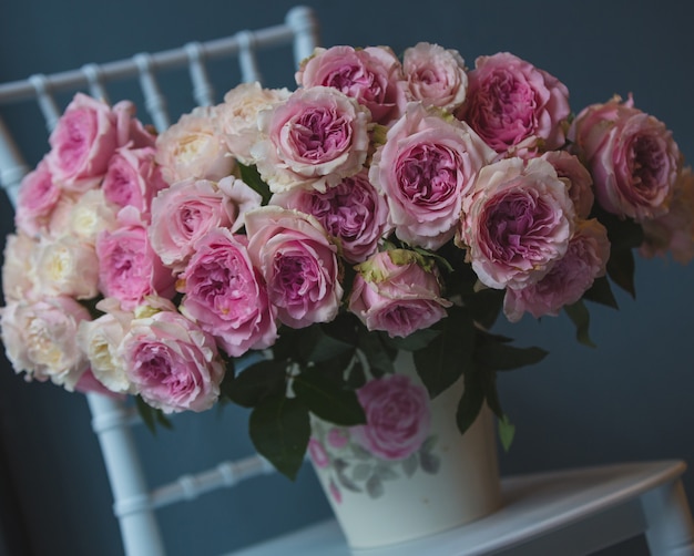 Foto gratuita un ramo de flores en florero de pie