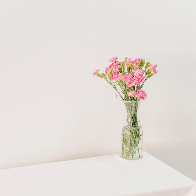 Ramo de flores en florero sobre mesa