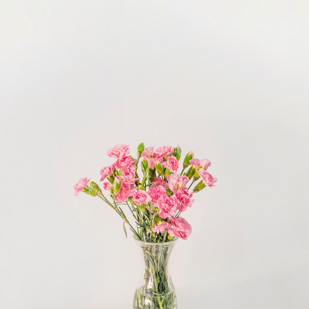 Ramo de flores en florero.