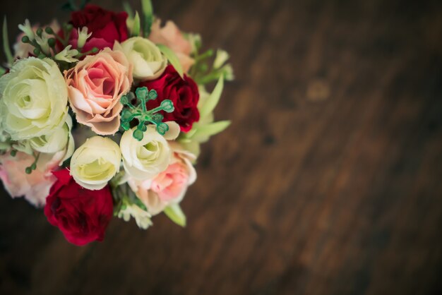 Ramo de flores con un fondo de madera