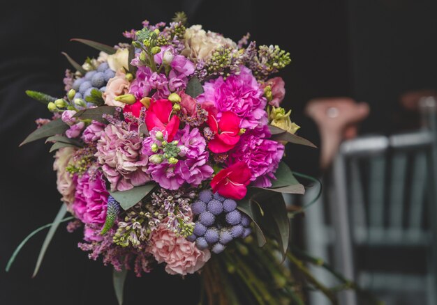 Ramo de flores en un fondo oscuro