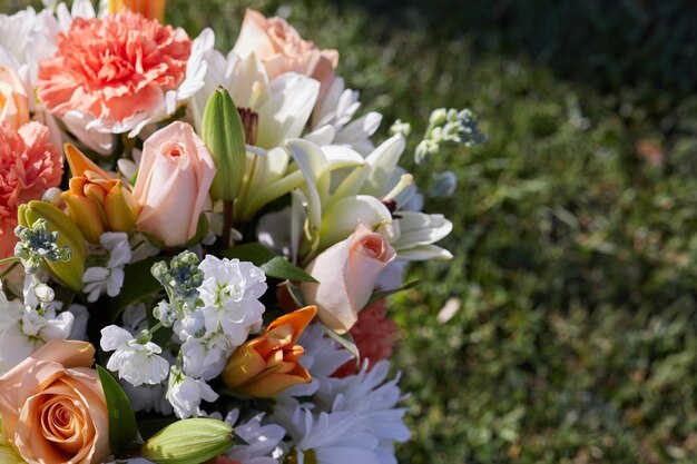 Ramo de flores frescas en el jardín