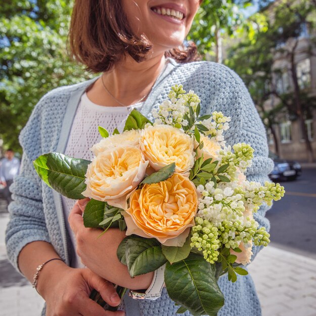 ramo de flores frescas en manos de niña