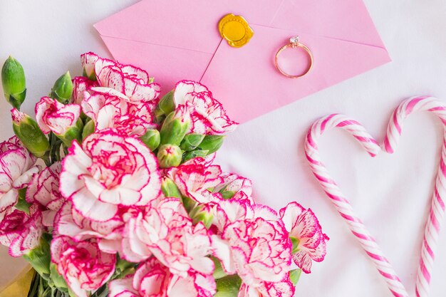 Ramo de flores grandes con anillo de bodas.