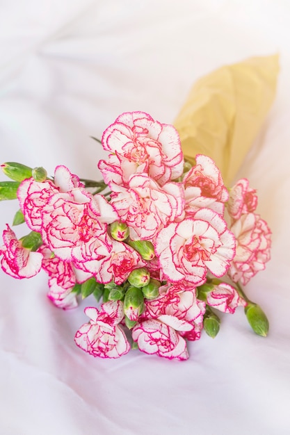 Ramo de flores grandes en la mesa