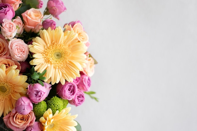 Ramo de flores hermosas con espacio de copia