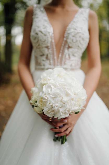 Ramo de flores en las manos de la novia