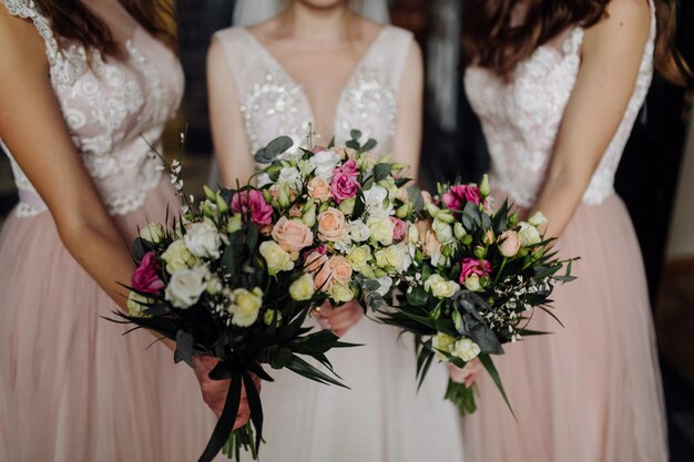 Ramo de flores en las manos de la novia