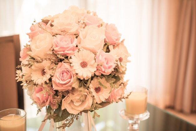 Ramo de flores en la mesa de comedor