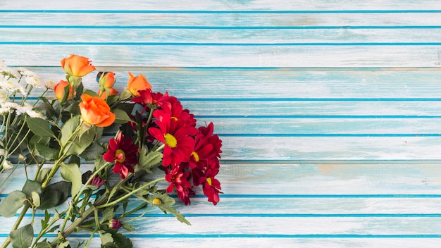 Ramo de flores en mesa de madera.