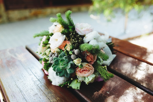 Foto gratuita ramo de flores en una mesa