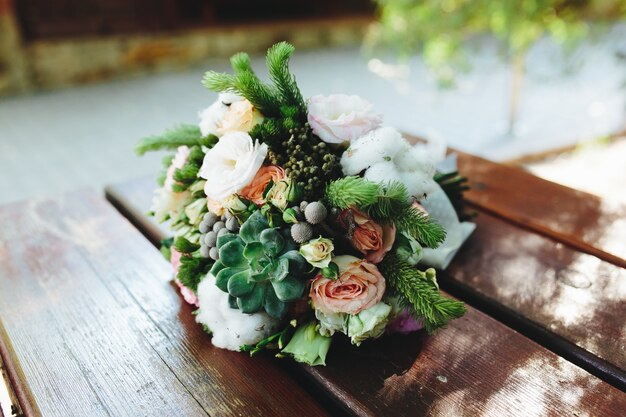 Ramo de flores en una mesa