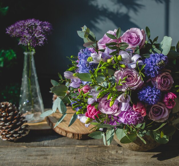 Ramo de flores mixtas en una mesa de madera