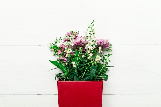Foto gratuita ramo de flores naturales en caja roja.