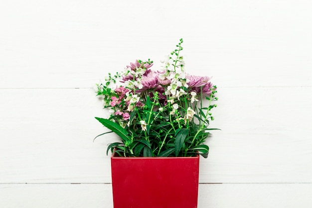 Ramo de flores naturales en caja roja.