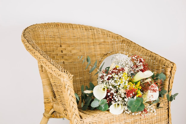 Ramo de flores de novia en un sillón